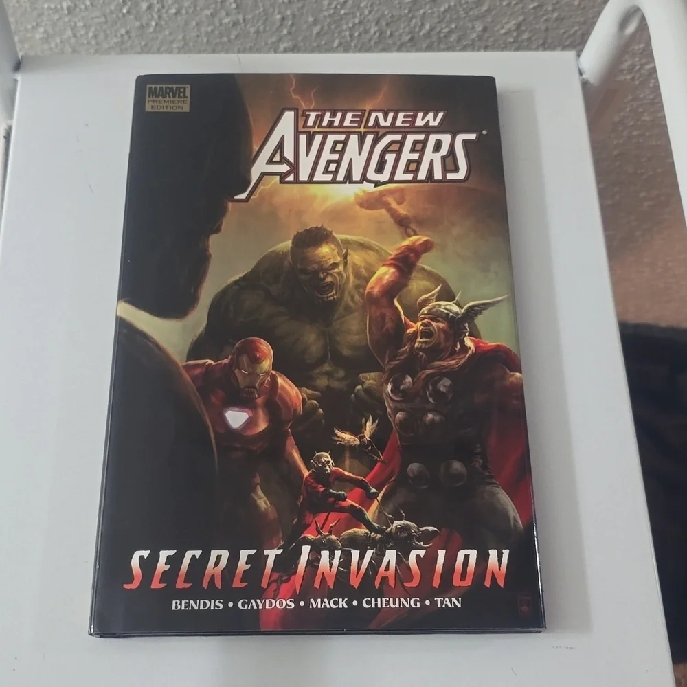THE NEW AVENGERS SECRET INVASION BOOK